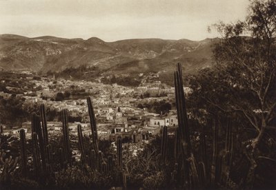 Mexico: Guanajuato, Totaaloverzicht van het dorp (z/w foto) door Hugo Brehme