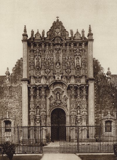 Mexico: Mexico, Ingang naar het heiligdom vanaf de oostkant van de kathedraal (z/w foto) door Hugo Brehme