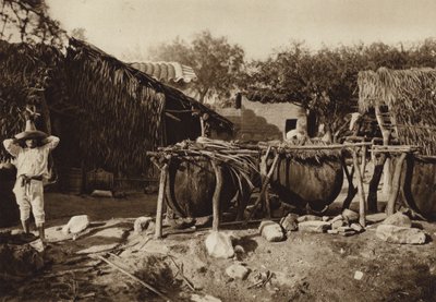 Mexico: Mezcal, Destilleria de aguardiente (zwart-wit foto) door Hugo Brehme