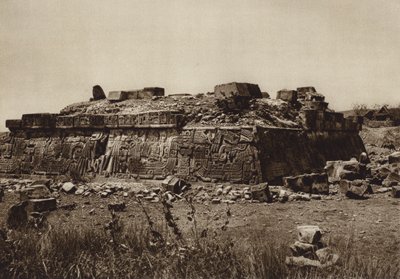 Mexico: Piramide van Xochicalco, voor de restauratie (z/w foto) door Hugo Brehme