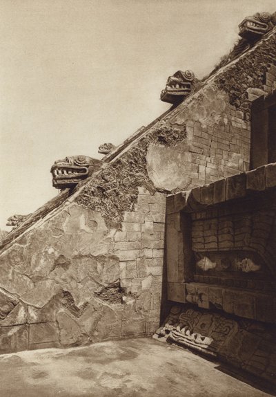Mexico: San Juan Teotihuacan, beelden van de trappen in de piramide van Quetzalcouatl in het centrum van de Citadel, westelijke gevel (z/w foto) door Hugo Brehme
