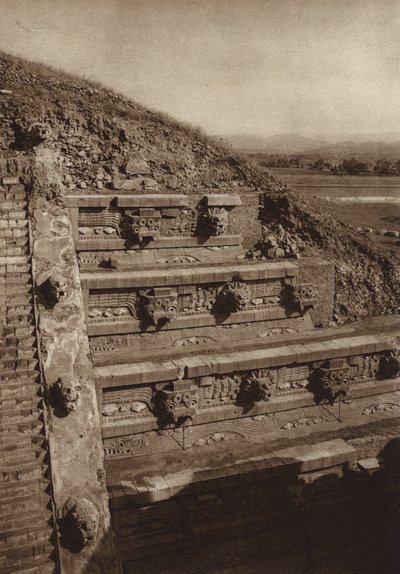 Mexico: San Juan Teotihuacan, Stenen beelden op de westelijke gevel van de piramide van Quetzalcouatl, piramide in het midden van de Citadel (z/w foto) door Hugo Brehme