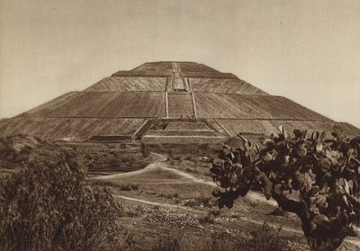 Mexico: San Juan Teotihuacan, westelijke gevel (z/w foto) door Hugo Brehme