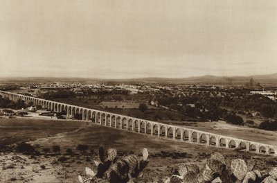 Mexico: Zicht op Queretaro met oude waterleidingen (z/w foto) door Hugo Brehme