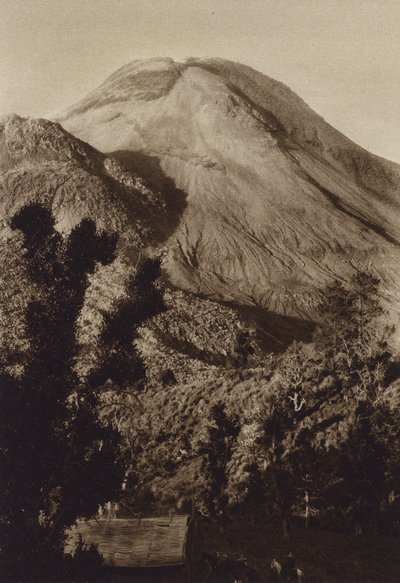 Mexico: vulkaan Colima voor de laatste uitbarstingen (z/w foto) door Hugo Brehme