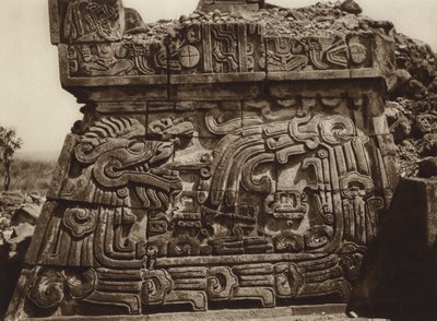 Mexico: Xochicalco, deel van de piramide met slang en hiërogliefen (z/w foto) door Hugo Brehme