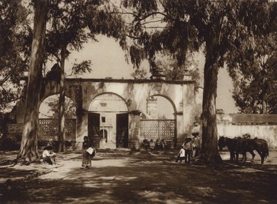 Mexico: Xochimilco, ingang van de kerk (z/w foto) door Hugo Brehme