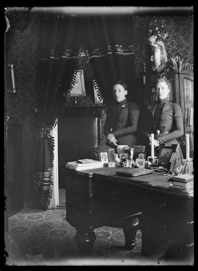 Elli en Ellen von Schoultz in hun huis in Vyborg door Hugo Simberg