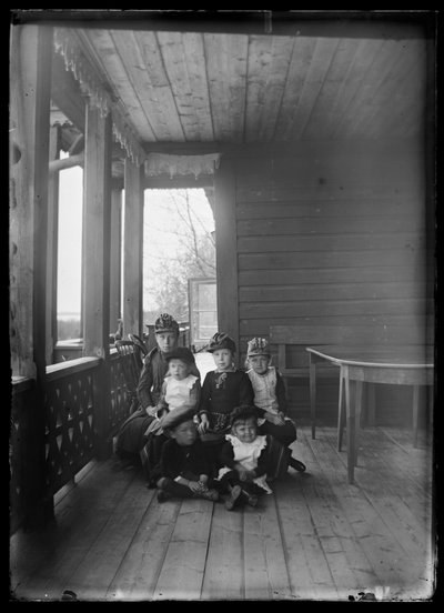 Elma Simberg en andere familieleden op de veranda van de Gele Villa door Hugo Simberg