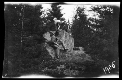 Guido en Blenda Simberg en Sarto in het Niemenlautka bos door Hugo Simberg