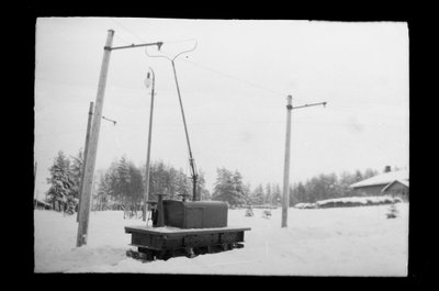 Elektrische locomotief Kymintehta in Kuusankoski door Hugo Simberg