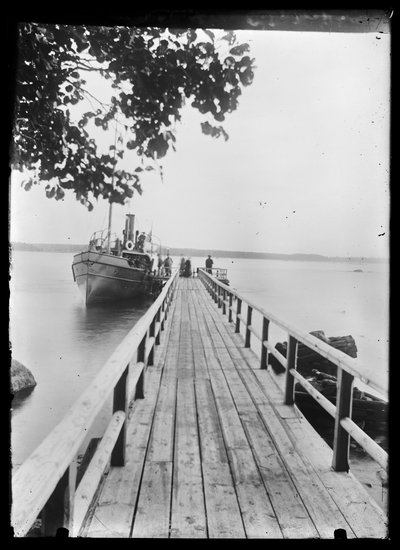 Bootbrug in Niemenlautaa door Hugo Simberg