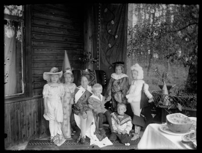 Verklede kinderen in de villa van de Andersins door Hugo Simberg