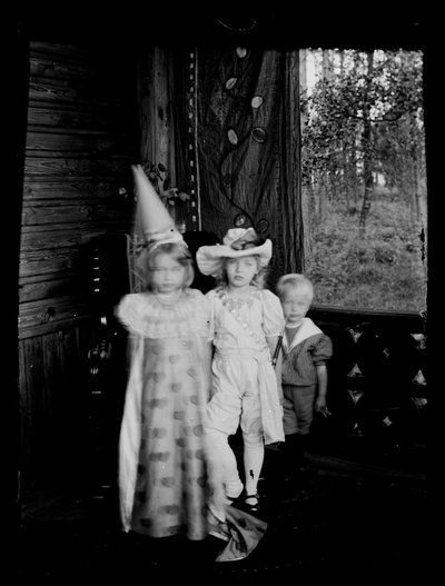 Verklede kinderen op de veranda van de villa van de Andersins, de kinderen Gadd en Karin en Lisa Anders door Hugo Simberg