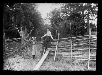 Lilli en Elsa Simberg op de veranda bij de Niskapohja weg door Hugo Simberg