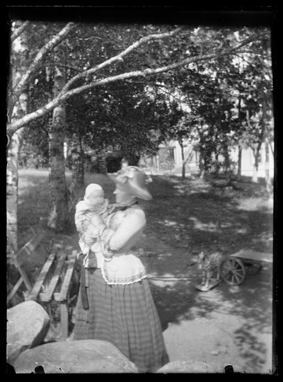 Lilli en Laine Simberg in het park door Hugo Simberg
