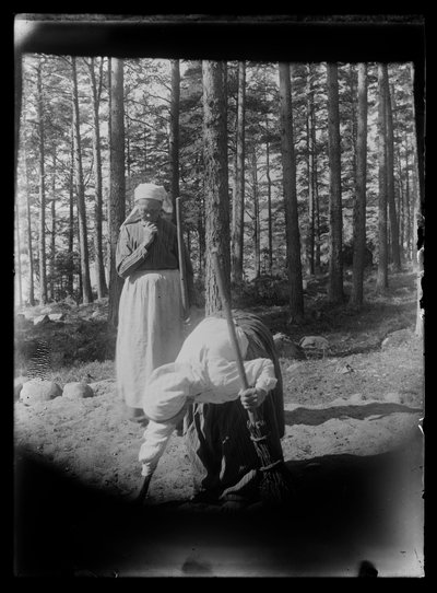 Modellen van de Broom Grannies schilderij in Niemenlauta door Hugo Simberg