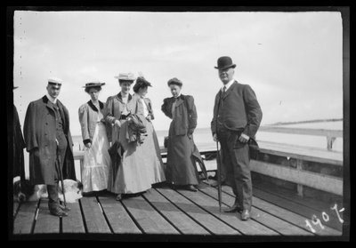 Passagiers bij de pier van stoomschip Niemenlauta door Hugo Simberg