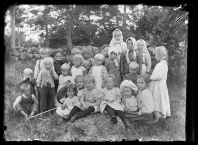 Lokale kinderen en kinderen van Niemenlauta Manor door Hugo Simberg