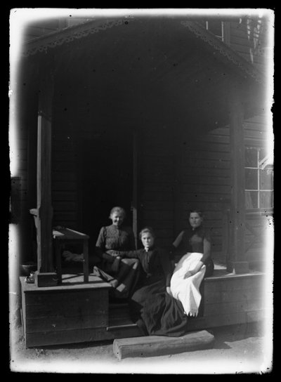 Bedienden op de veranda van de villa Niemenlautlauta door Hugo Simberg