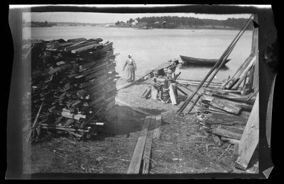 Hout op het strand, waarschijnlijk uit Helsinki door Hugo Simberg