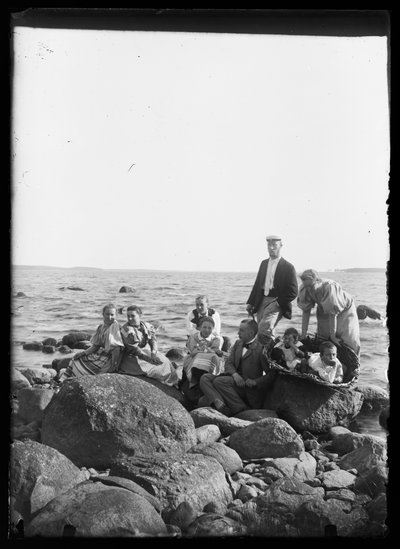 Groepsfoto op de Selkäranta strandstenen door Hugo Simberg