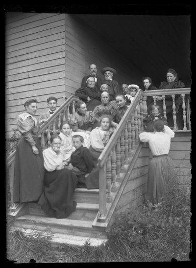Groepsfoto op de trappen van de Witte Villa door Hugo Simberg