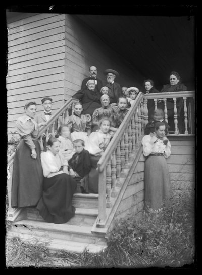 Groepsfoto op de trappen van de Witte Villa door Hugo Simberg