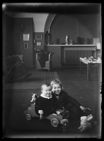 Tom en Uhra Simberg in hun studio op Siltasaarenkatu door Hugo Simberg