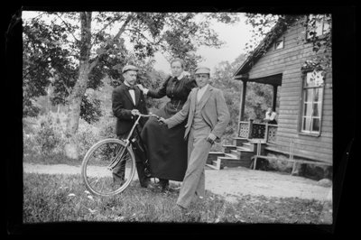 Wolter, Blenda en Einar Simberg op de binnenplaats van de Gele Villa, op de veranda van de villa Elma Simberg door Hugo Simberg