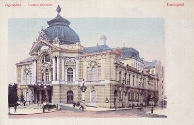 Ansichtkaart met de Vigszinhaz (Comedy Theatre) op de Grand Boulevard in Boedapest door Hungarian School