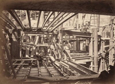 Arbeiders op de Liggers van het Auditorium, Nieuwe Opera van Parijs door Hyacinthe César Delmaet and Louis Émile Durandelle