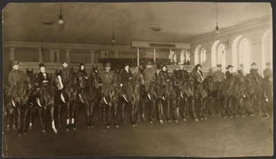 Paardrijwedstrijd in de Milchailovsky Manege (Manege) St. Petersburg: de damesronde. door Iakob Vladimirovich Shteinberg