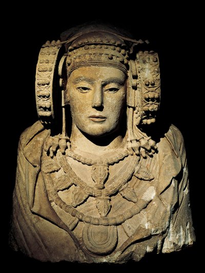 Iberische beschaving: De Dame van Elche - 6e eeuw v.Chr., van de site van La Alcudia, Elche - Bewaard in Madrid, Nationaal Archeologisch Museum door Iberian