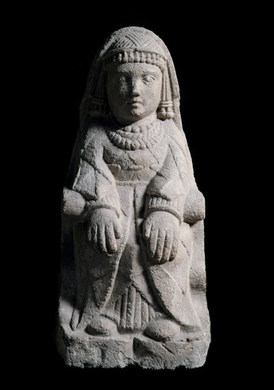 Zittende dame. Kalkstenen beeldhouwwerk, 4e-2e eeuw v.Chr. door Iberian