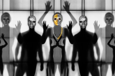 Surrealistische gemaskerde figuren door Igor Shrayer
