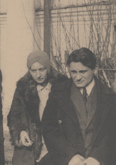Serafima Suok-Narbut en Yury Olesha bij de begrafenis van Vladimir Mayakovsky door Ilya Arnoldovich Ilf
