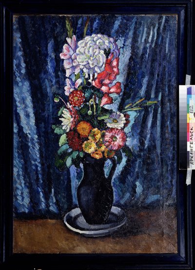 Boeket bloemen in een zwarte kruik op een blauwe achtergrond door Ilya Ivanovich Mashkov