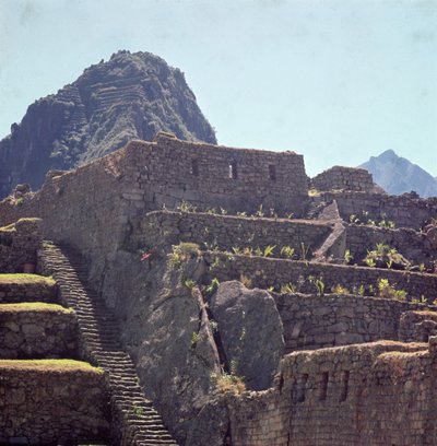 Ruïnes van terrasgebouwen van de citadel in Machu Picchu door Incan