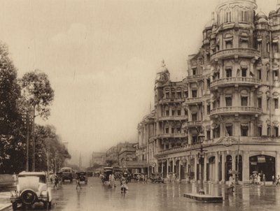 Esplanade Mansions en Government Place East met uitzicht op Old Court House Street (z/w foto) door Indian photographer