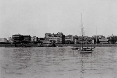 India: Gezicht op Bombay vanuit de haven (z/w foto) door Indian photographer
