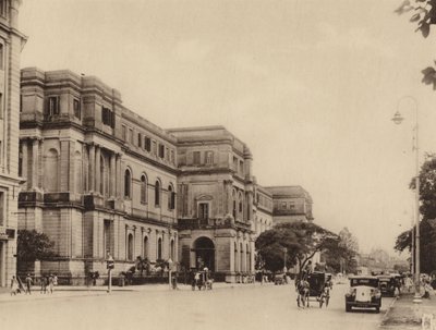Het Indian Museum en Chowringhee Road kijkend naar het zuiden (z/w foto) door Indian photographer