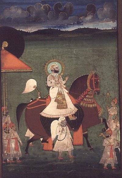 Rana Sarup Singh (1842-61) van Mewar rijdt op een kastanjebruine hengst, zijn volgelingen te voet dragen zonneschermen en koninklijke attributen, Udaipur, ca. 1855 door Indian School