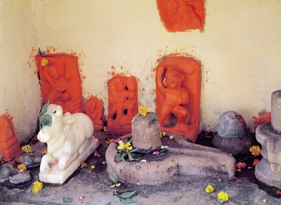 Een schrijn van een kapel aan de Ganges door Indian School