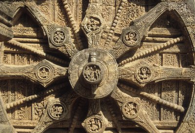 Wiel van een strijdwagen aan de basis van de Surya-tempel door Indian School