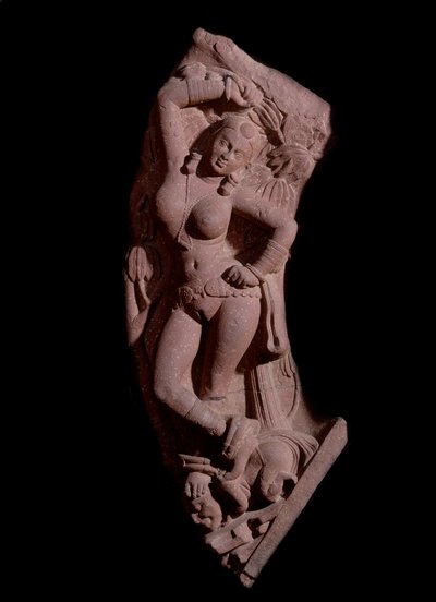 Dame die op een dwerg klimt (rood zandstenen beeldhouwwerk, Kushan-rijk) door Indian School
