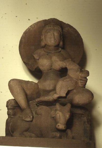 Beeld van Parvati met haar kind, Skanda, Sagar door Indian School