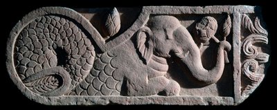 Visstaartolifant (stenen sculptuur) door Indian School