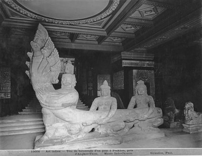 Hoofd van een balustrade, oorspronkelijk van een brug in Prakhan, Angkor-Thom door Indian School