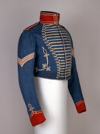 Korte, volledig geknoopte jas van een Indiase onderofficier, 6e Bengal Light Cavalry door Indian School